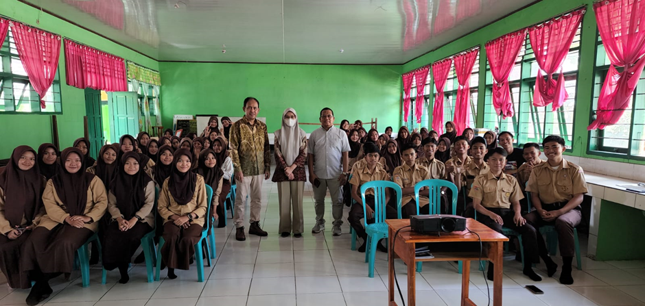 Tim Pengabdian Kepada Masyarakat Universitas Hasanuddin Melakukan PKM dan Sosialisasi Departemen Fisika di SMA Negeri 5 Barru dan Madrasah Aliyah Putri DDI Mangkoso Barru